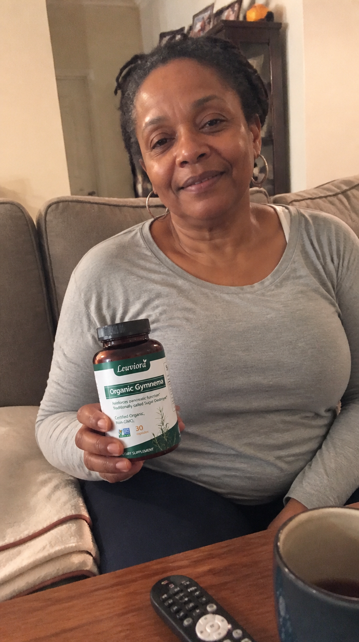 Leuviora customer holding the product