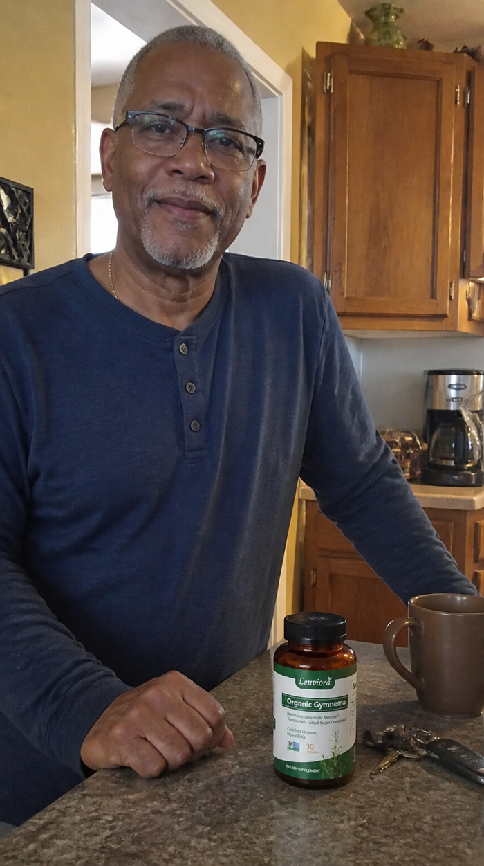Leuviora customer holding the product